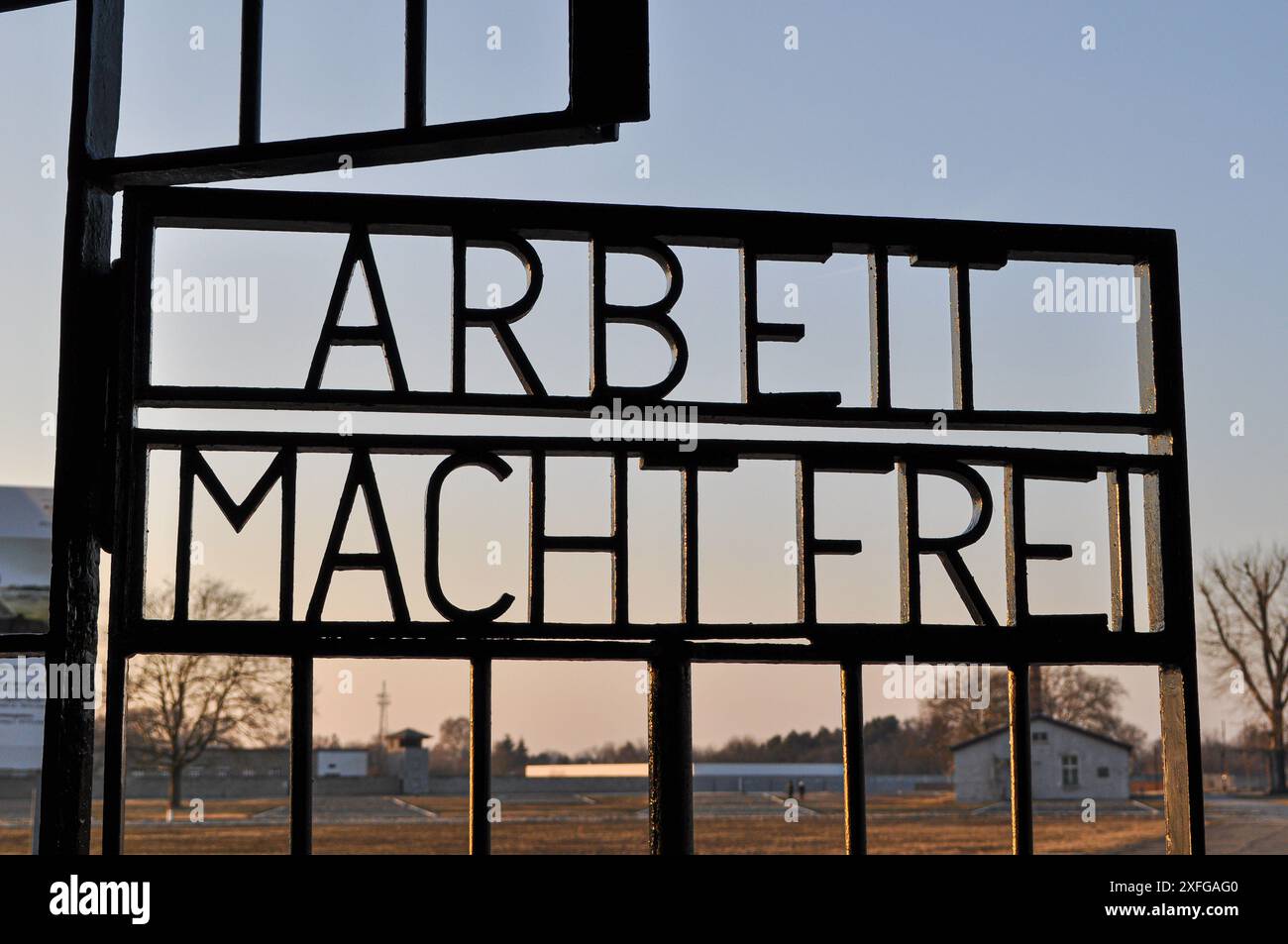 Oranienburg, Deutschland. Die Inschrift Arbeit macht frei am Eingangstor des Konzentrationslagers Sachsenhausen Stockfoto