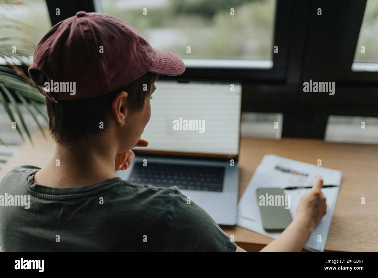 Über-die-Schulter-Sicht der Geschäftsfrau-Planungsstrategie bei der Arbeit von zu Hause aus Stockfoto