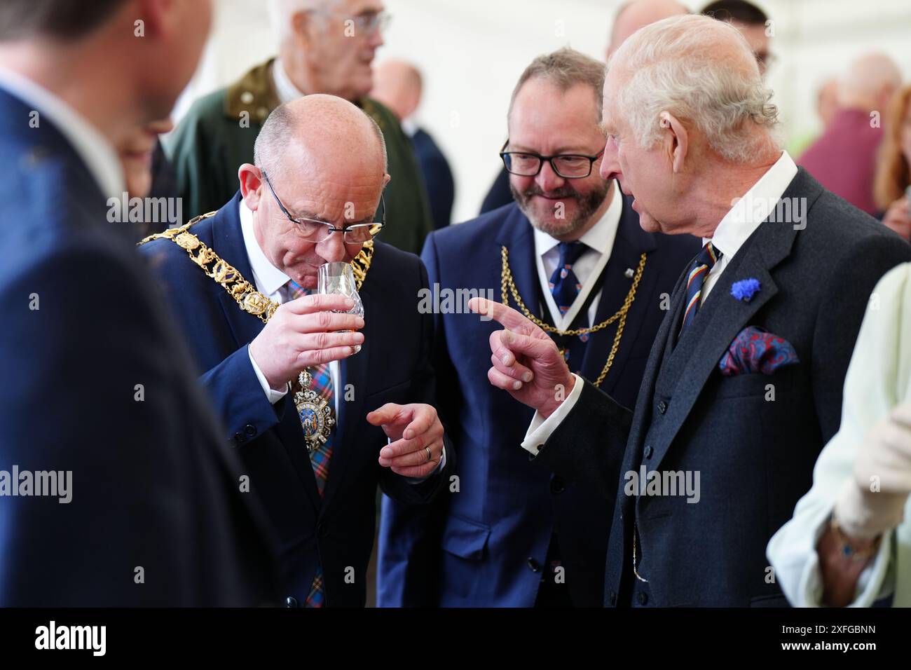 Lord Provost Robert Aldridge probiert ein Glas Duncan Taylor Whisky, während er an einer Feier im Edinburgh Castle zum 900. Jahrestag der Stadt Edinburgh teilnimmt. Bilddatum: Mittwoch, 3. Juli 2024. Stockfoto