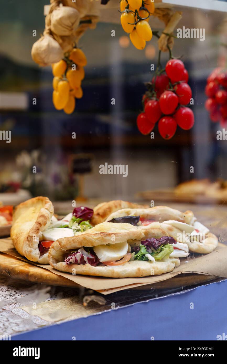 Frisch zubereitetes Pita-Brot in einem Schaufenster in Spanien Stockfoto