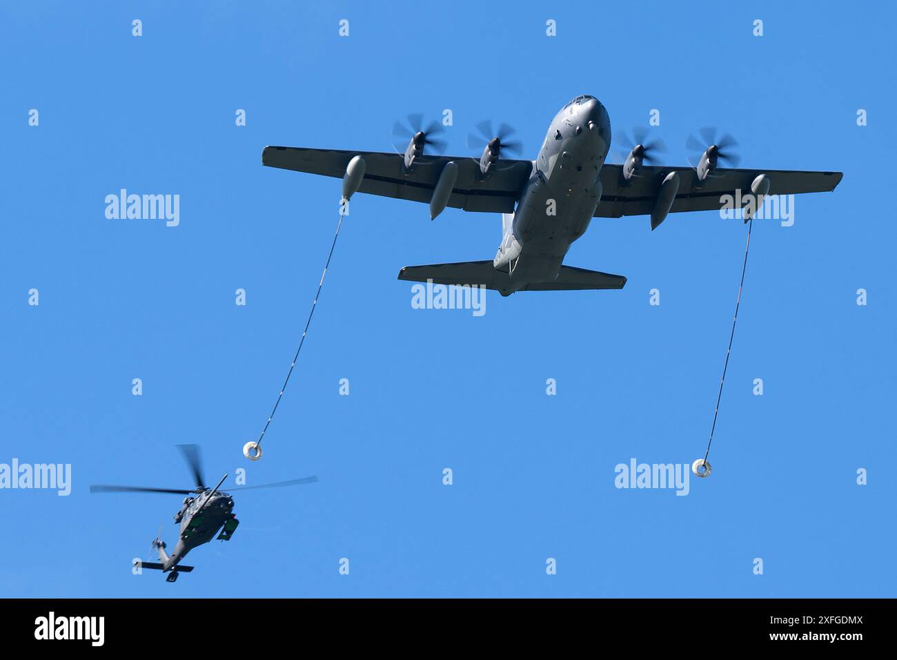 Eine Hubschrauberbetankungsdemonstration fliegt über der Joint Civilian Orientation Conference 95 Teilnehmer auf der Joint Base Elmendorf-Richardson in Anchorag Stockfoto