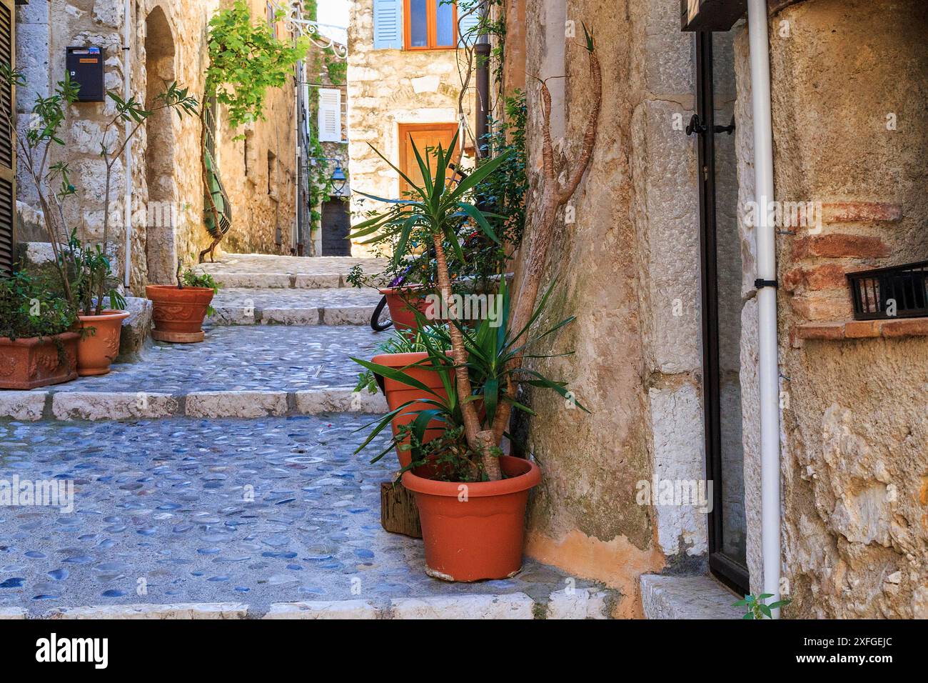 Dies ist eines der architektonischen Details, die typisch für die malerischen Dörfer der französischen Provence sind. Stockfoto