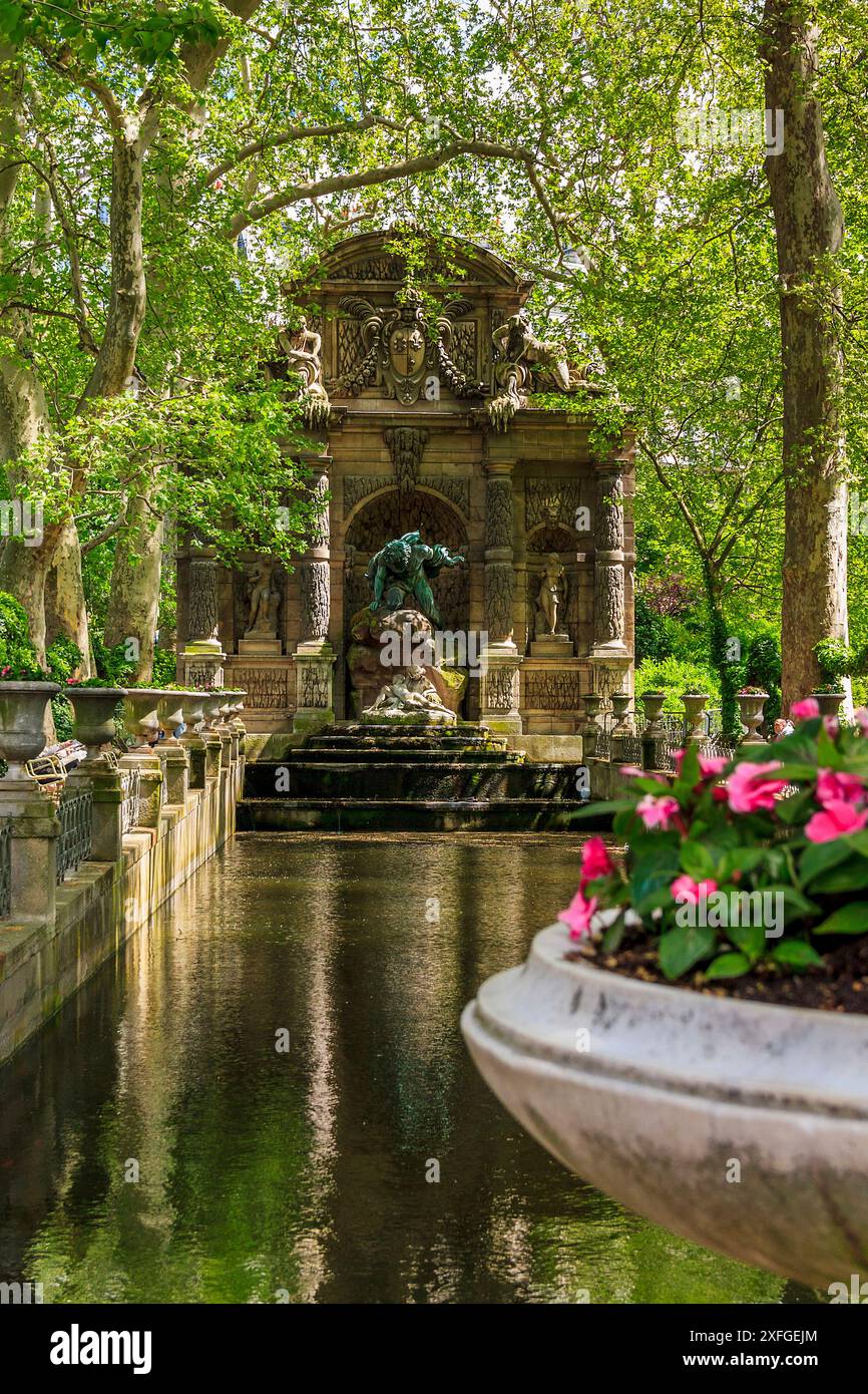 PARIS, FRANKREICH - 11. Mai 2013: Jardin du Luxembourg. Das ist Marie de Medici Brunnen. Stockfoto