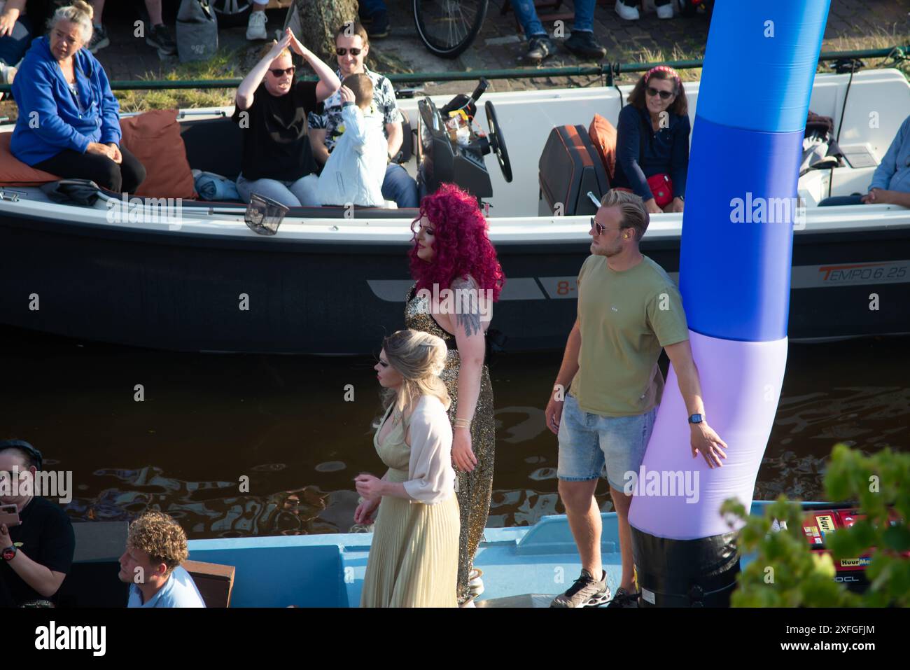 28. 06. 2024 Leiden, Niederlande, Lakenfest, LGBTQ+ Gruppe, die an der Sommerfeier in Leiden mit teilnimmt Stockfoto