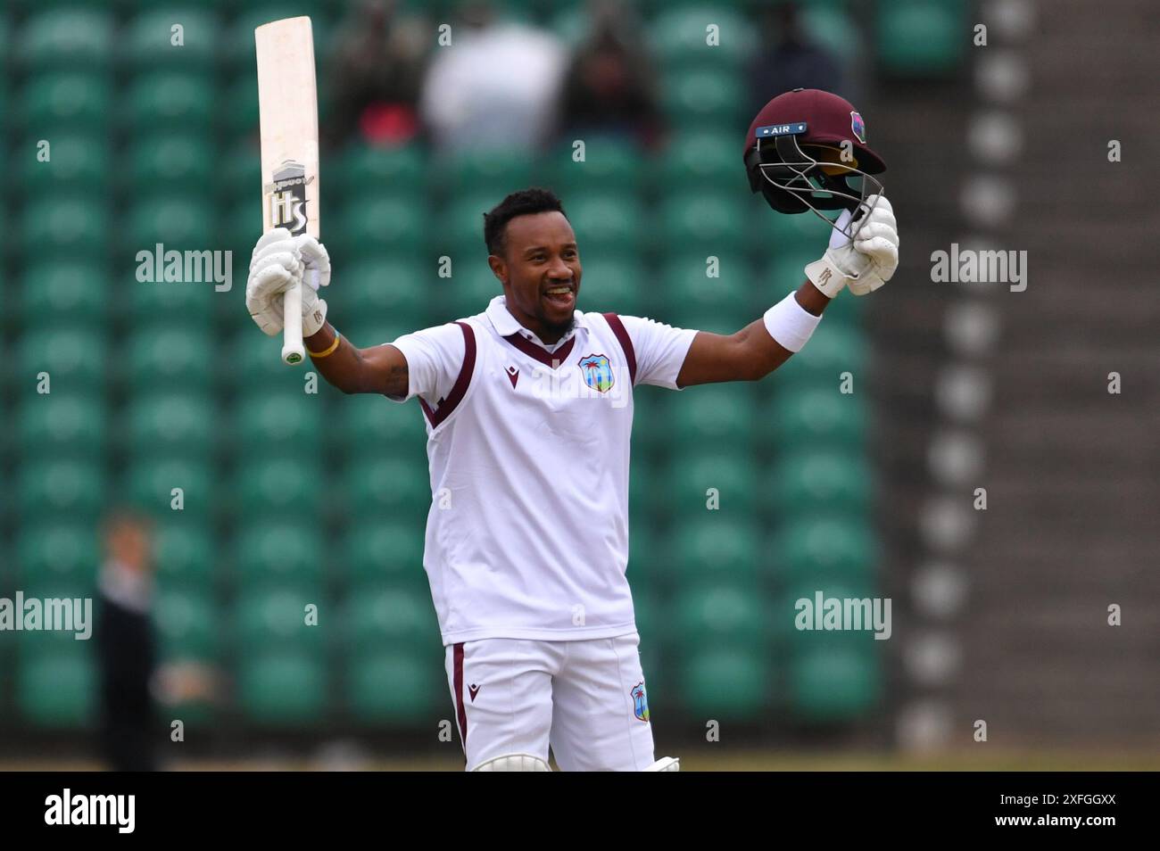 Beckenham, England. Juli 2024. Kavem Hodge feiert das Erreichen eines Jahrhunderts während des ersten Tages des Tourspiels zwischen dem First-Class County Select XI und West Indies. Kyle Andrews/Alamy Live News Stockfoto