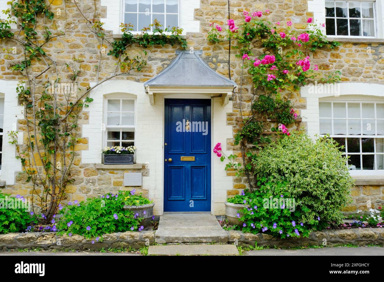 Vorderfassade eines hübschen Landhauses, Netherbury, Dorset, Großbritannien - John Gollop Stockfoto