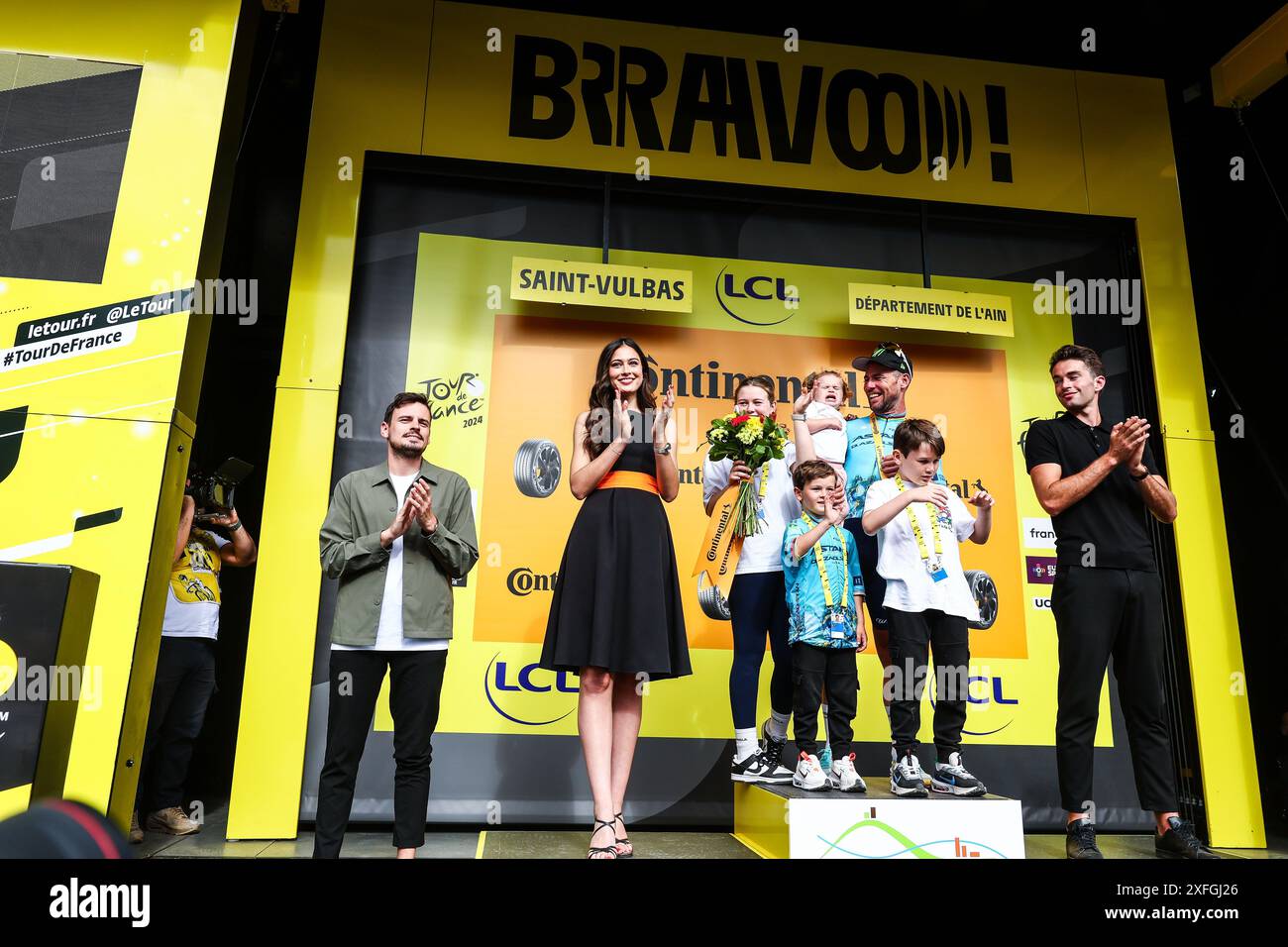 Saint Vulbas, Frankreich. Juli 2024. Der Brite Mark Cavendish aus Astana Qazaqstan feiert mit seinen Kindern auf dem Podium, nachdem er am Mittwoch, den 03. Juli 2024, die 5. Etappe des Tour de France-Rennens 2024 von Saint-Jean-de-Maurienne nach Saint-Vulbas (177, 4 km) gewonnen hat. Die 111. Ausgabe der Tour de France beginnt am Samstag, den 29. Juni und endet am 21. Juli in Nizza. BELGA FOTO DAVID PINTENS Credit: Belga News Agency/Alamy Live News Stockfoto