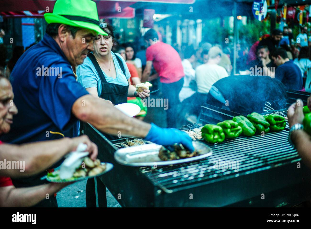 Im Herzen der Stadtteile von Porto finden die Festlichkeiten in São João in vollem Gange statt, bei denen die Einheimischen Sardinen grillen und dabei die Aromen und Traditionen des Festivals genießen. Stockfoto