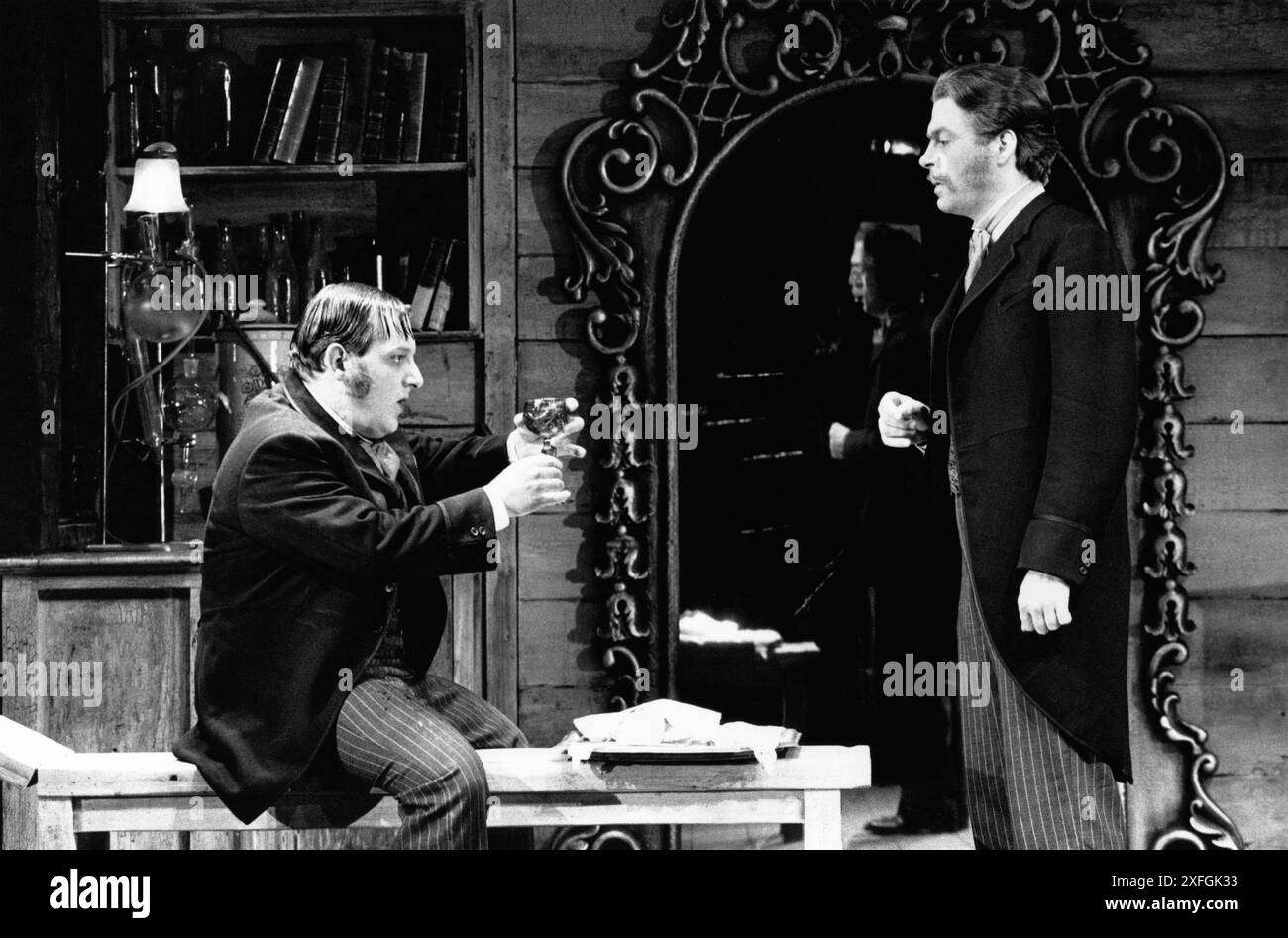 l-r: Simon Russell Beale (Herr Hyde), Roger Allam (Dr. Henry Jekyll) in THE STRANGE CASE OF DR JEKYLL AND MR HYDE von Robert Louis Stevenson bei der Royal Shakespeare Company (RSC), Barbican Theatre, Barbican Centre, London EC2 27/11/1991 in einer neuen Version von David Edgar Set-Design: Carl Toms Kostüme: Johan Engels Beleuchtung: David Hersey Regie: Peter Wood Stockfoto