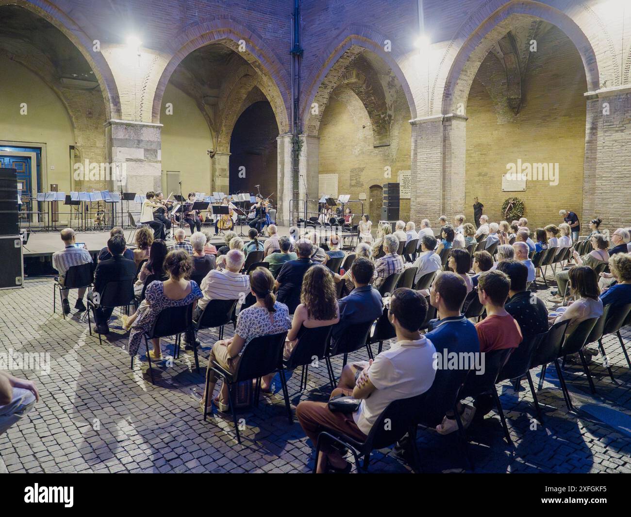 Cremona, Italien - 28. Juni 2024 Cremona Summer Festival Ensemble Miyaji, eine große Gruppe von Leuten, die abends ein klassisches Konzert im Freien besuchen, Stockfoto