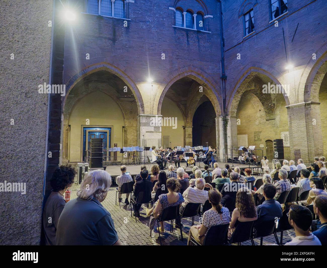 Cremona, Italien - 28. Juni 2024 Cremona Summer Festival Ensemble Miyaji, Besucher eines klassischen Musikkonzerts, das von einem Orchester in der c Stockfoto