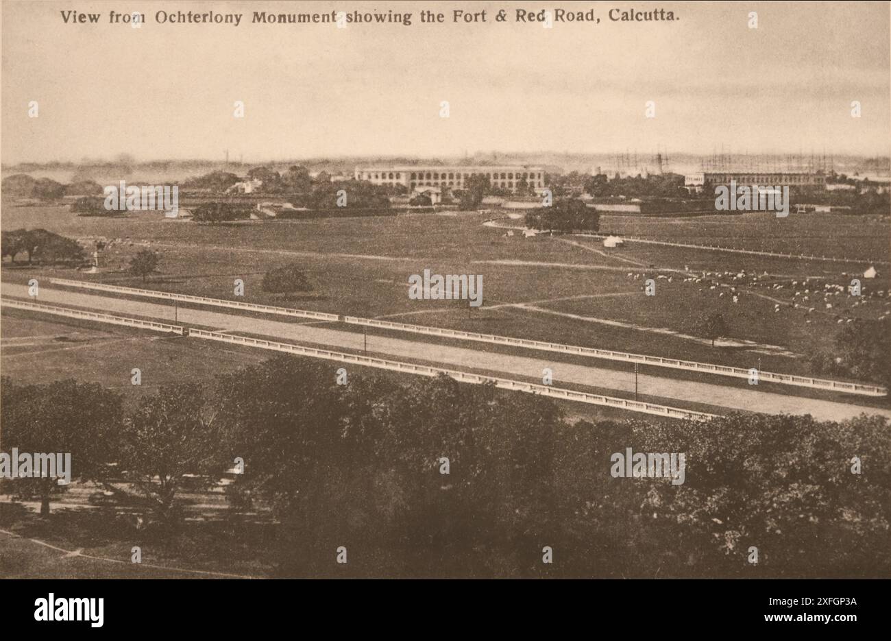 Blick vom Ochterlony Monument mit Fort & Red Road, Kalkutta. 1870-1920 Foto von Kalkutta (Kalkutta), Indien, aufgenommen von einem unbekannten britischen Fotografen. Stockfoto