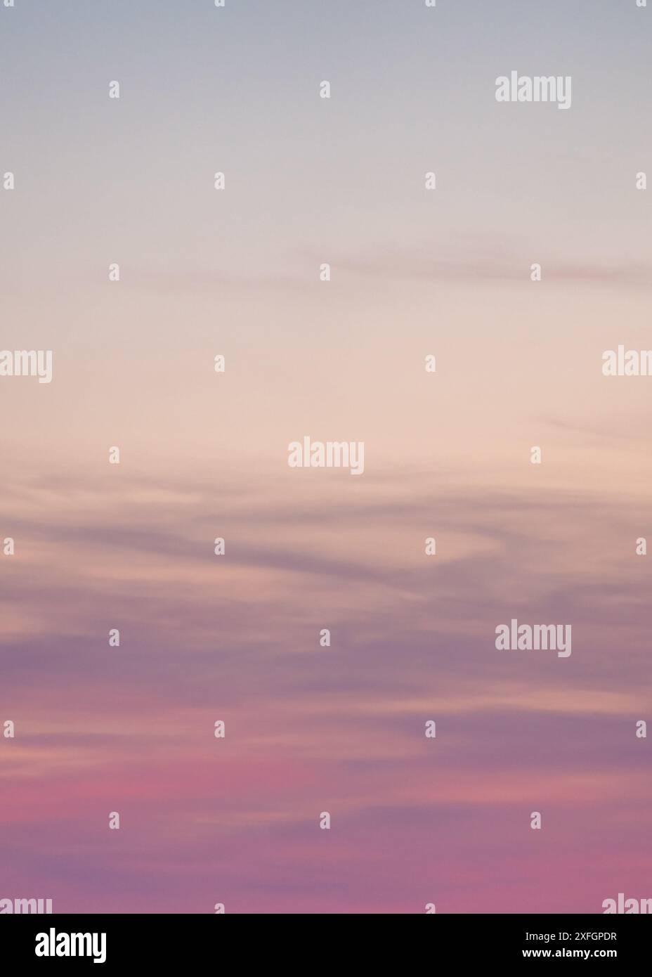 Wunderschöner Sonnenuntergangshimmel. Wolken bei Sonnenuntergang Stockfoto