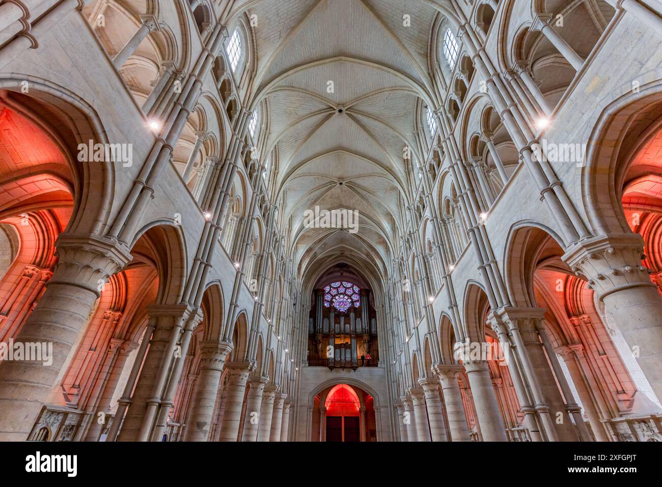 LAON FRANCE, 11. JUNI 2024 : Innenräume und architektonische Details der gotischen Kathedrale unserer Dame Stockfoto