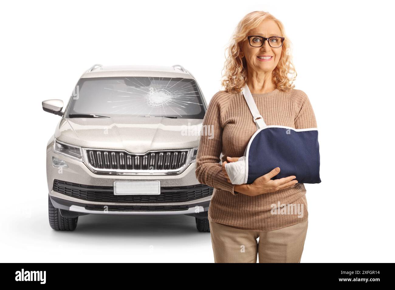 Reife Frau mit gebrochenem Arm vor einem Autounfall isoliert auf weißem Hintergrund Stockfoto