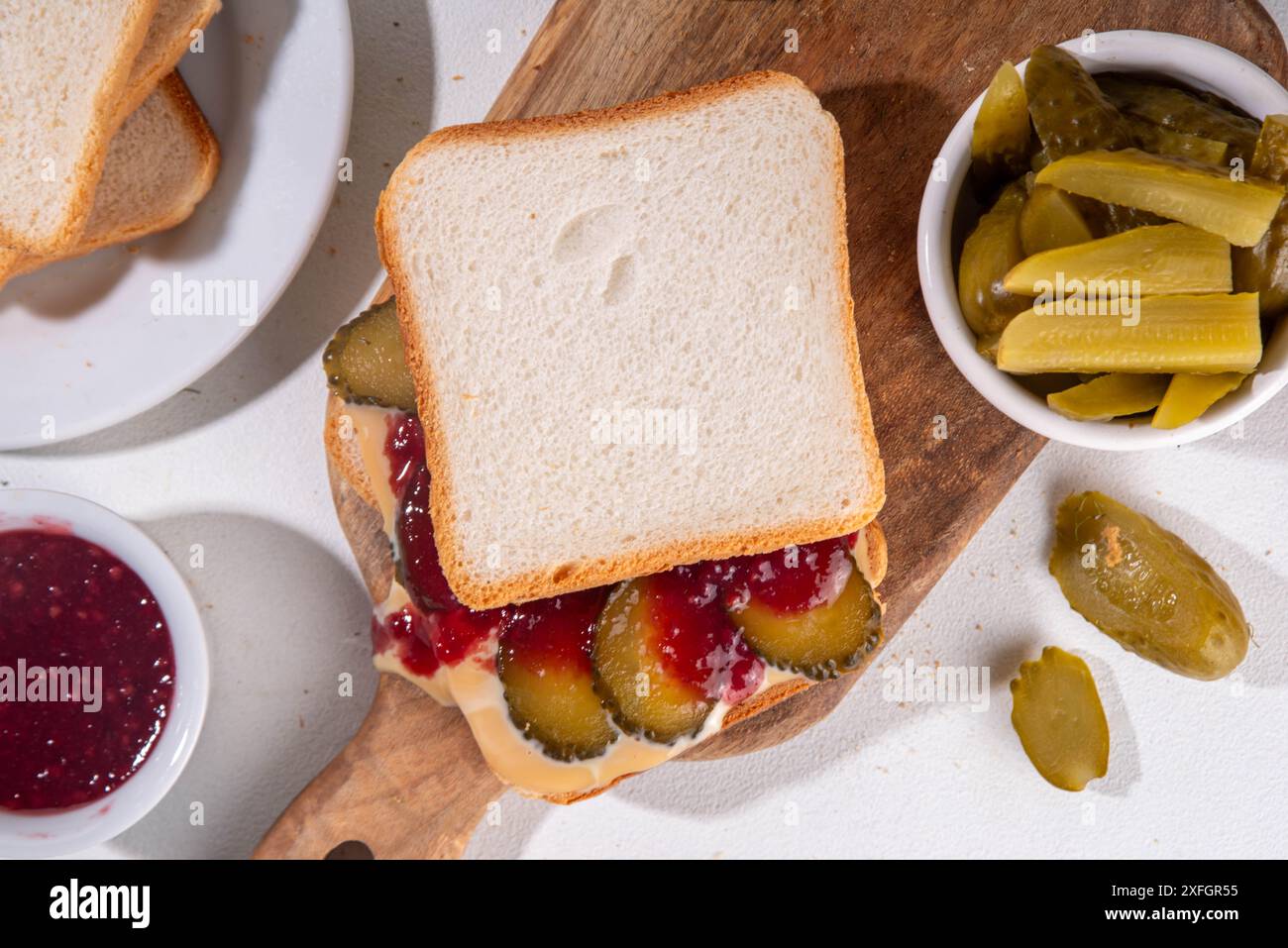 Sandwich mit Erdnussbutter und Gurken mit Himbeermarmelade. Süß-saures ...