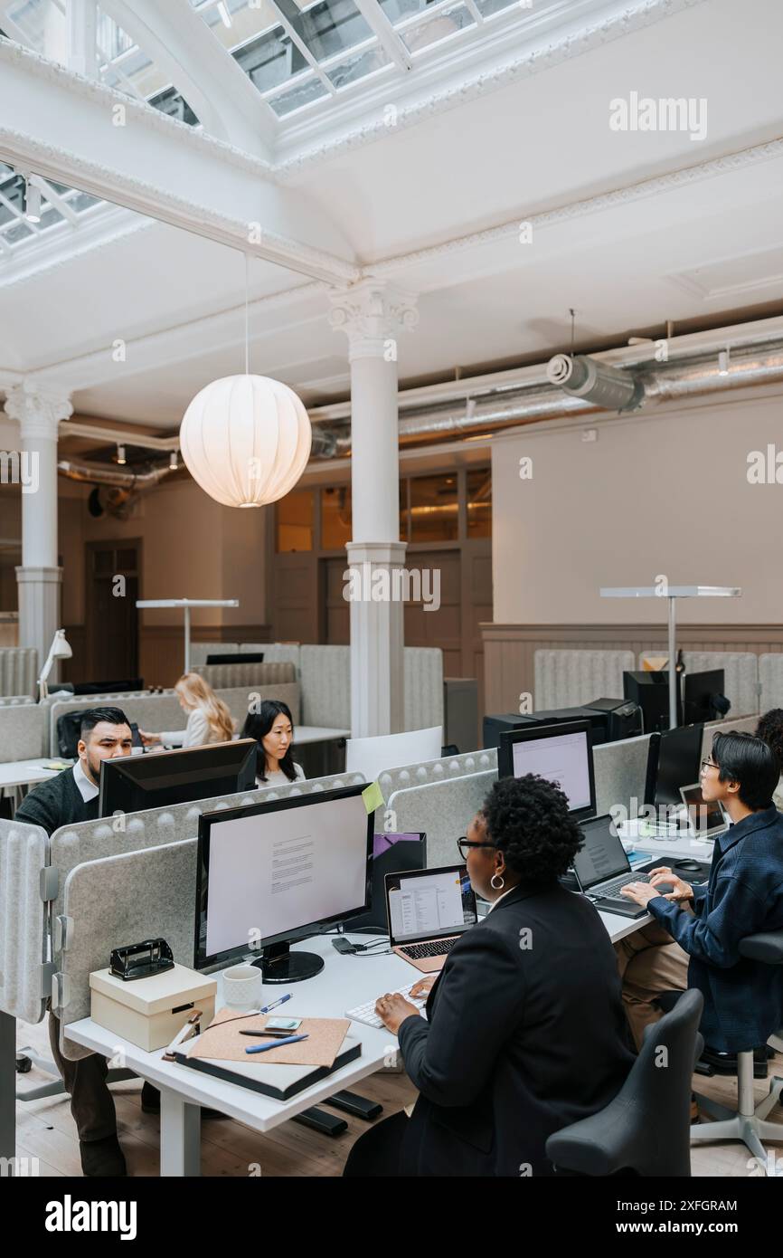 Multirassische Gruppe weiblicher und männlicher Geschäftsleute, die im Büro arbeiten Stockfoto