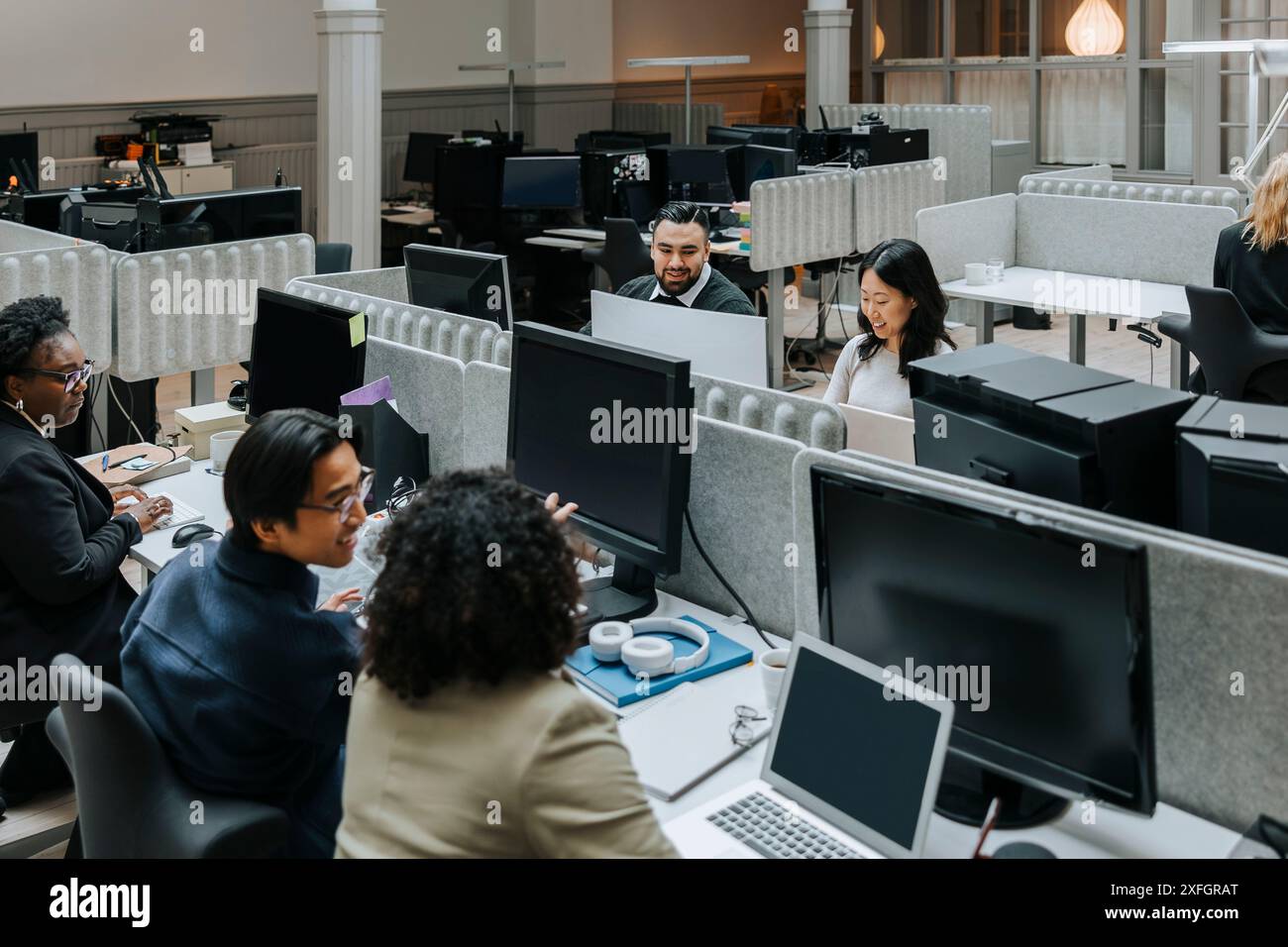 Multirassische Gruppe männlicher und weiblicher Geschäftsleute, die im Büro arbeiten Stockfoto