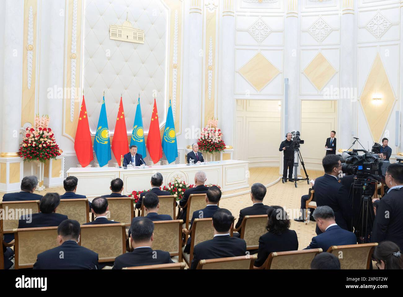 KASACHSTAN-ASTANA-XI JINPING-TOKAYEV-PRESSE 240703 -- ASTANA, 3. Juli 2024 Xinhua -- der chinesische Präsident Xi Jinping und der kasachische Präsident Kassym-Jomart Tokayev treffen sich gemeinsam mit der Presse nach ihren Gesprächen im Präsidentenpalast in Astana, Kasachstan, 3. Juli 2024. Xinhua/Zhai Jianlan ASTANA CHINA Copyright: XZhaixJianlanx Stockfoto