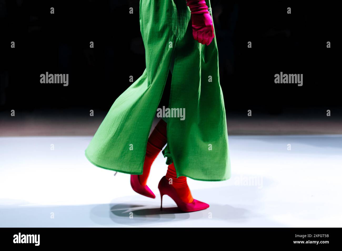 Hellgrüner Rock und rote High Heels. Kreatives Damendesign und stylische Accessoires Stockfoto