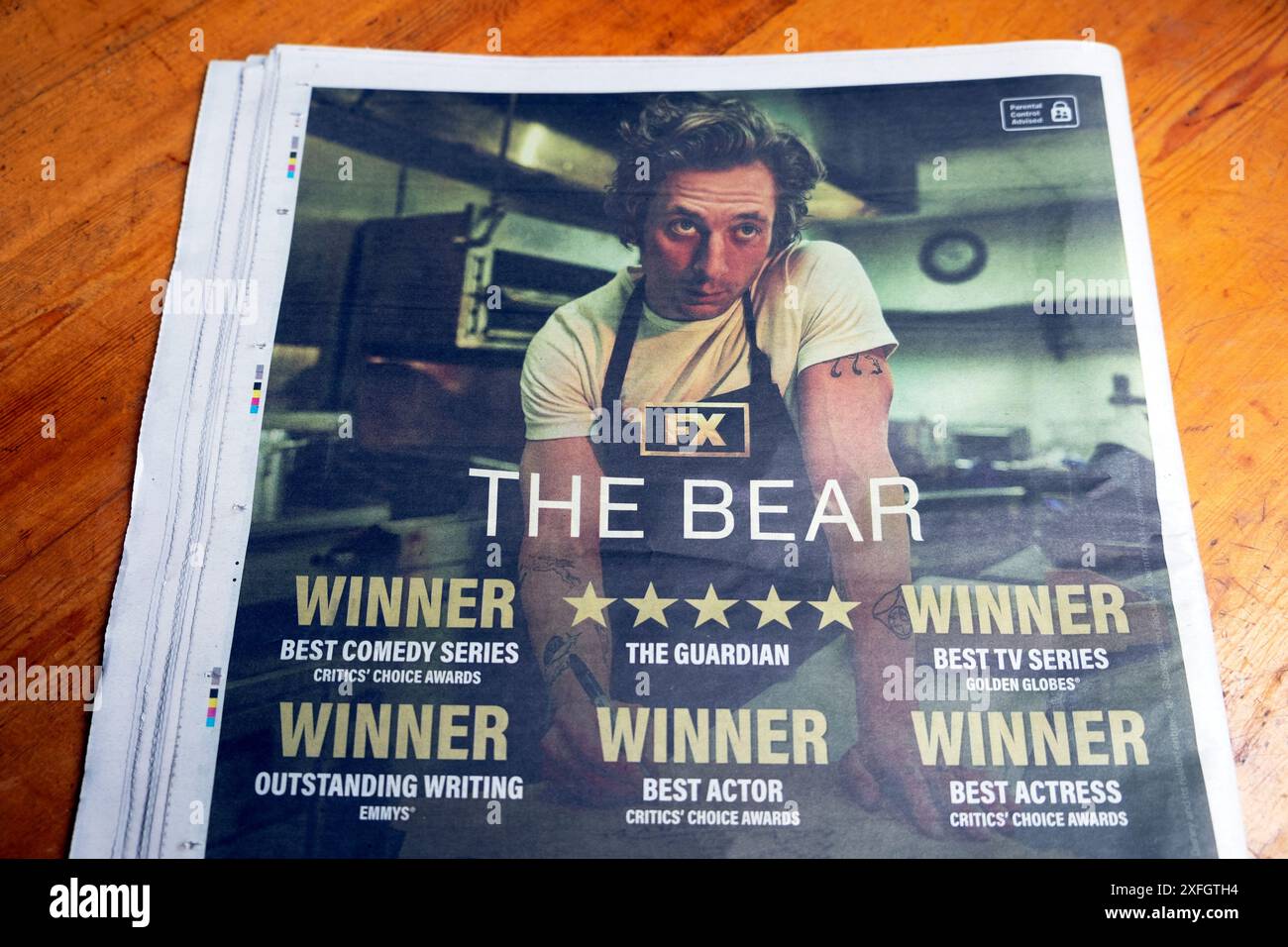 US-preisgekrönte TV-Serie Guardian Werbespot für den Bear mit dem Schauspieler Jeremy Allen White, Ayo Edebiri 2024 UK Stockfoto