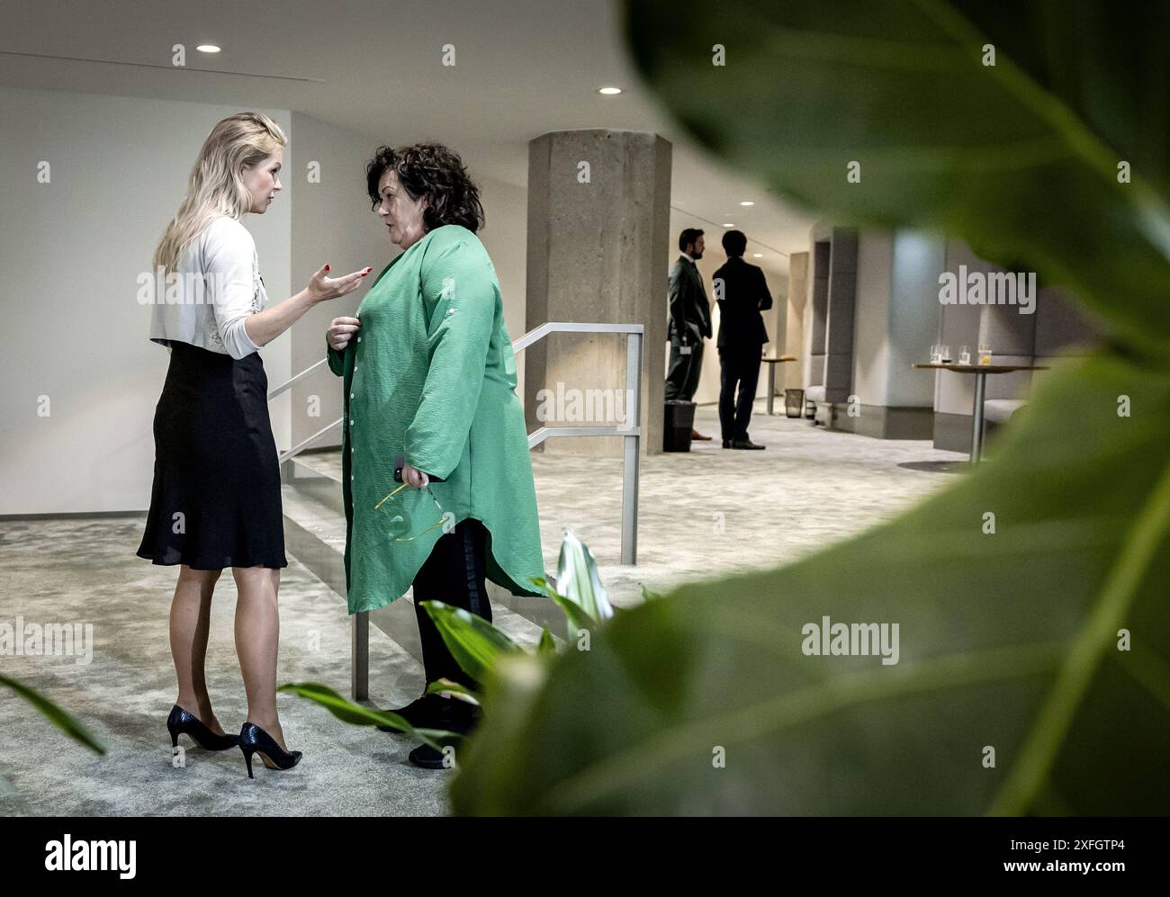 DEN HAAG - Femke Wiersma, Ministerin für Landwirtschaft, Fischerei, Ernährungssicherheit und Natur, spricht mit Caroline van der Plas (BBB) während der Debatte über die Regierungserklärung im Plenarsaal des Repräsentantenhauses. Das Kabinett Schoof wird mit dem parlament über seine Politik für die kommende Kabinettszeit debattieren. ANP REMKO DE WAAL niederlande raus - belgien raus Stockfoto