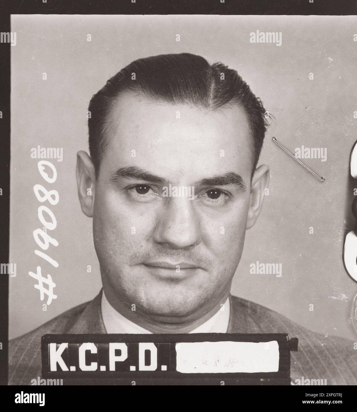 Charles Binaggios Mugshot vom Kansas City Police Department. Charles Binaggio (* 12. Januar 1909 bis 6. April 1950) war ein US-amerikanischer Gangster, der zum Boss der Kansas City-Kriminalfamilie wurde und einen mutigen Plan zur Kontrolle der Polizeikräfte in Kansas City (Missouri) und St. Louis (Missouri) ausarbeitete. Stockfoto