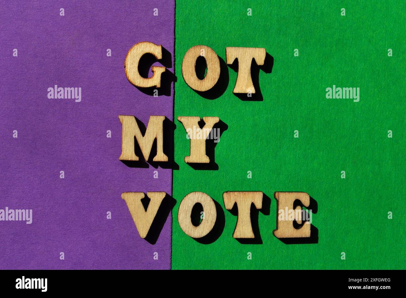 GMV, Abkürzung für Got my vote, Wörter in Holzbuchstaben isoliert auf Hintergrund Stockfoto