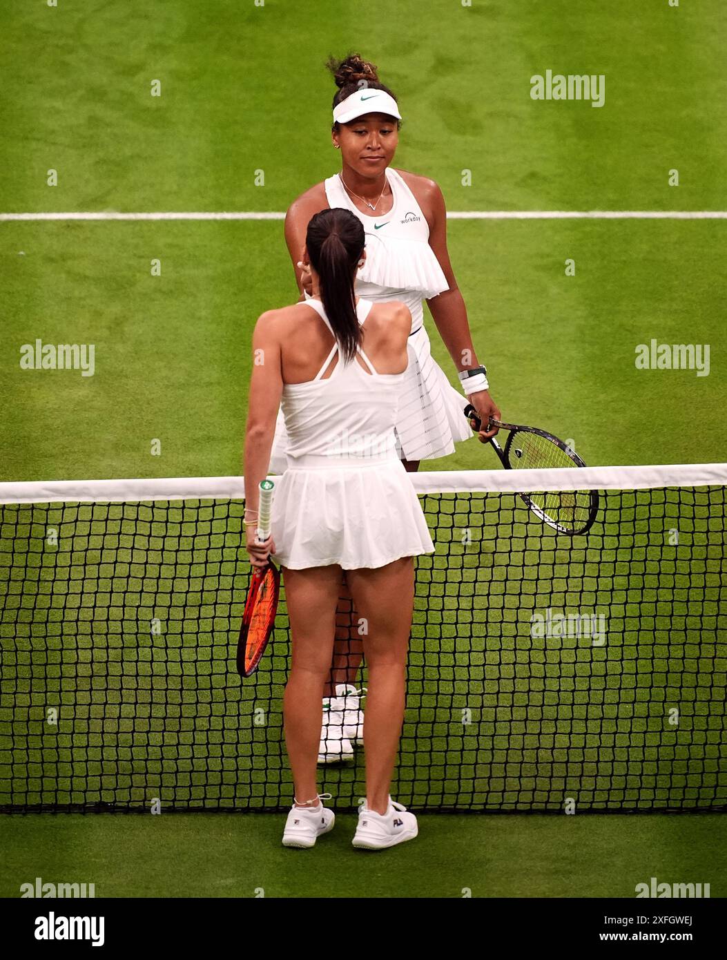 Naomi Osaka (Top) mit Emma Navarro nach dem Spiel am dritten Tag der Wimbledon Championships 2024 im All England Lawn Tennis and Croquet Club in London. Bilddatum: Mittwoch, 3. Juli 2024. Stockfoto