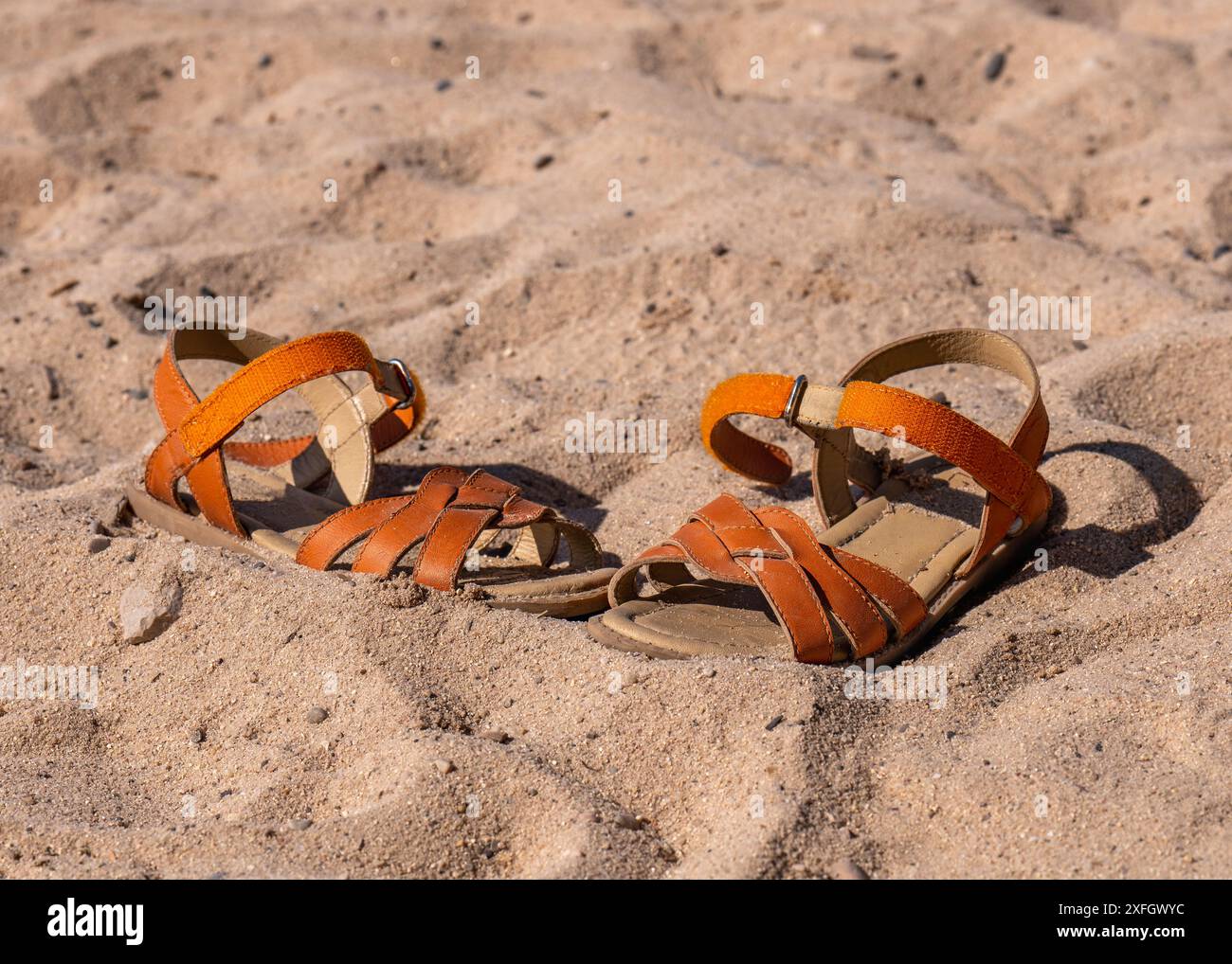 Kinder, orangene Schuhe am Strand. Sand. Meer. Ruhe. Urlaub. Stockfoto
