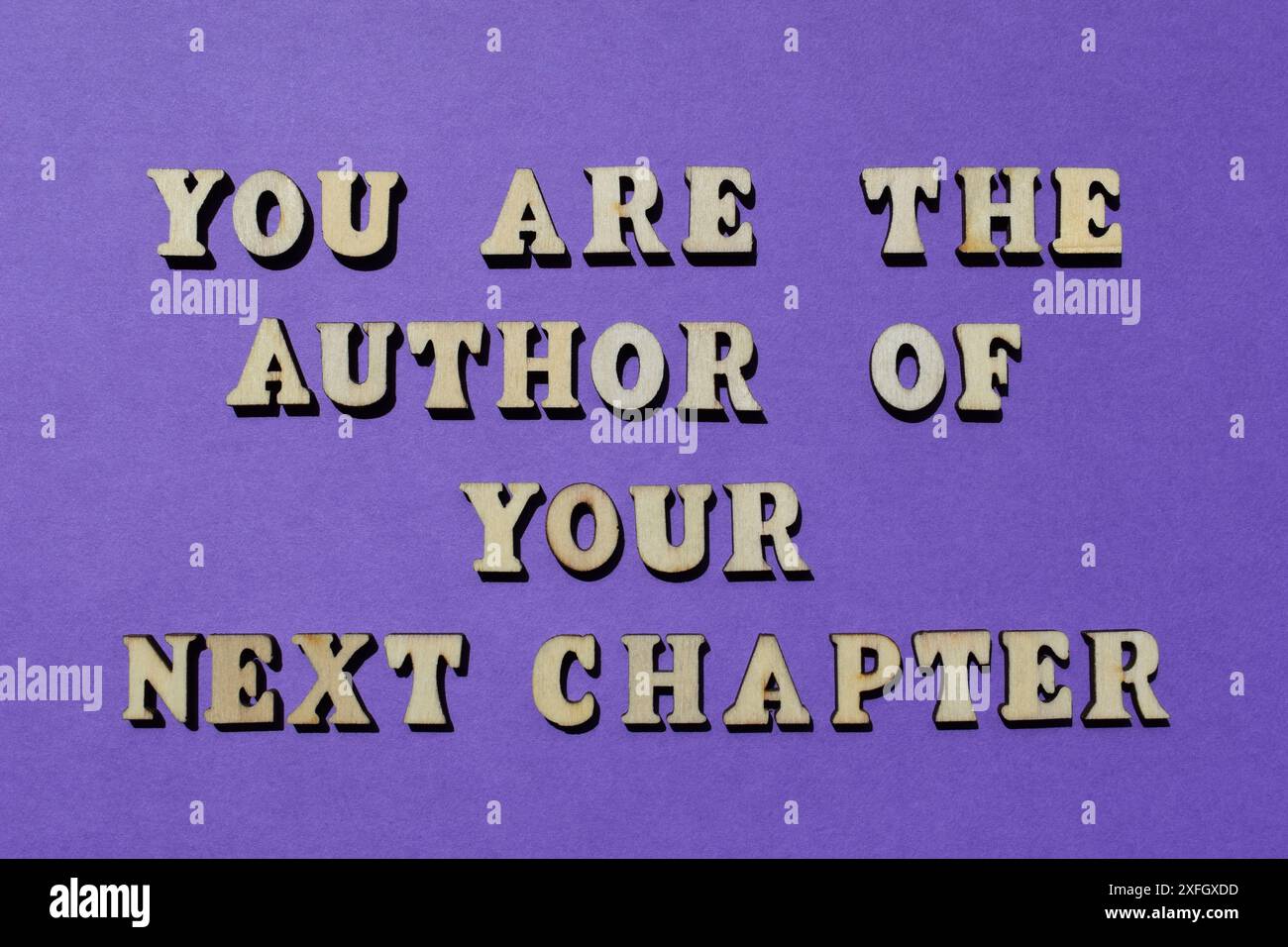 Du bist der Autor deines nächsten Kapitels, Phrase in hölzernen Buchstaben, isoliert auf lila Hintergrund als Bannerüberschrift Stockfoto