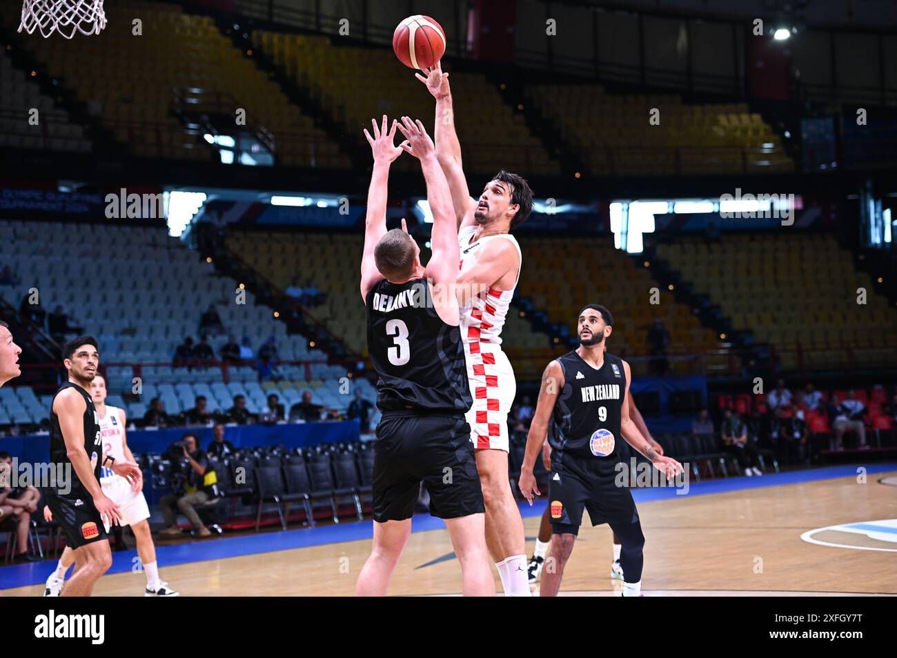 Piräus: 9 Dario Saric aus Kroatien trat am 3. Juli 2024 im Peace& Friendship Stadium in Piräus, Griechenland, beim Olympischen Qualifikationsturnier der FIBA 2024 mit 3 Finn Delany aus Neuseeland an. (Foto: © Stefanos Kyriazis/IPA über Credit: Zuma Press/Alamy Live News Stockfoto