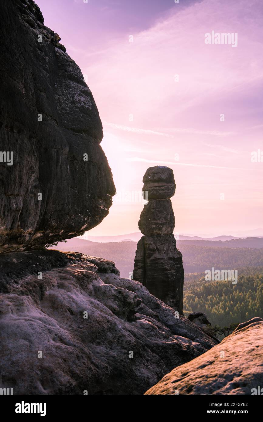 Rosa Sonnenaufgang auf dem felsigen Felsen von Barbarina, Pfaffenstein im Nationalpark Sächsische Schweiz, Deutschland. Beliebter Touristenort Stockfoto