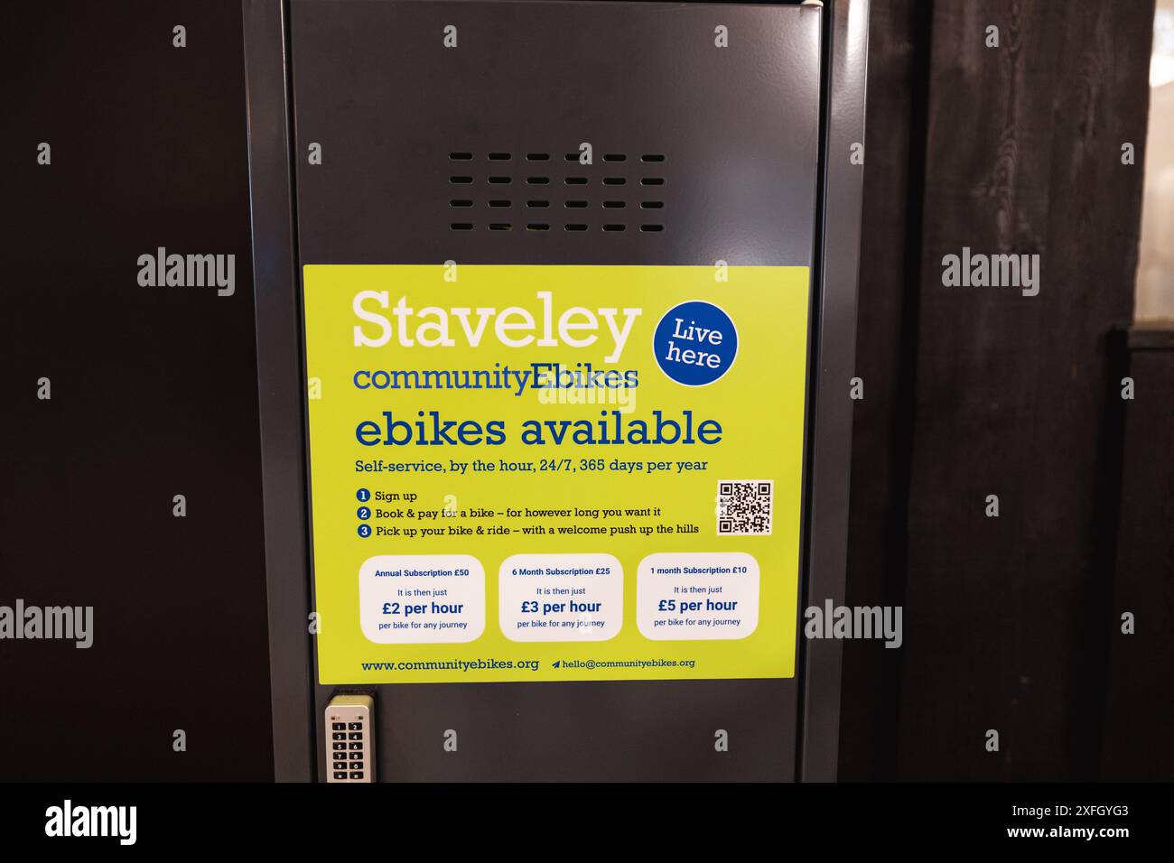 Staveley Community Ebikes bietet Ihnen Mietzugang zu 2 E-Bikes mitten in Staveley, 24 Stunden am Tag, 365 Tage im Jahr. Stockfoto