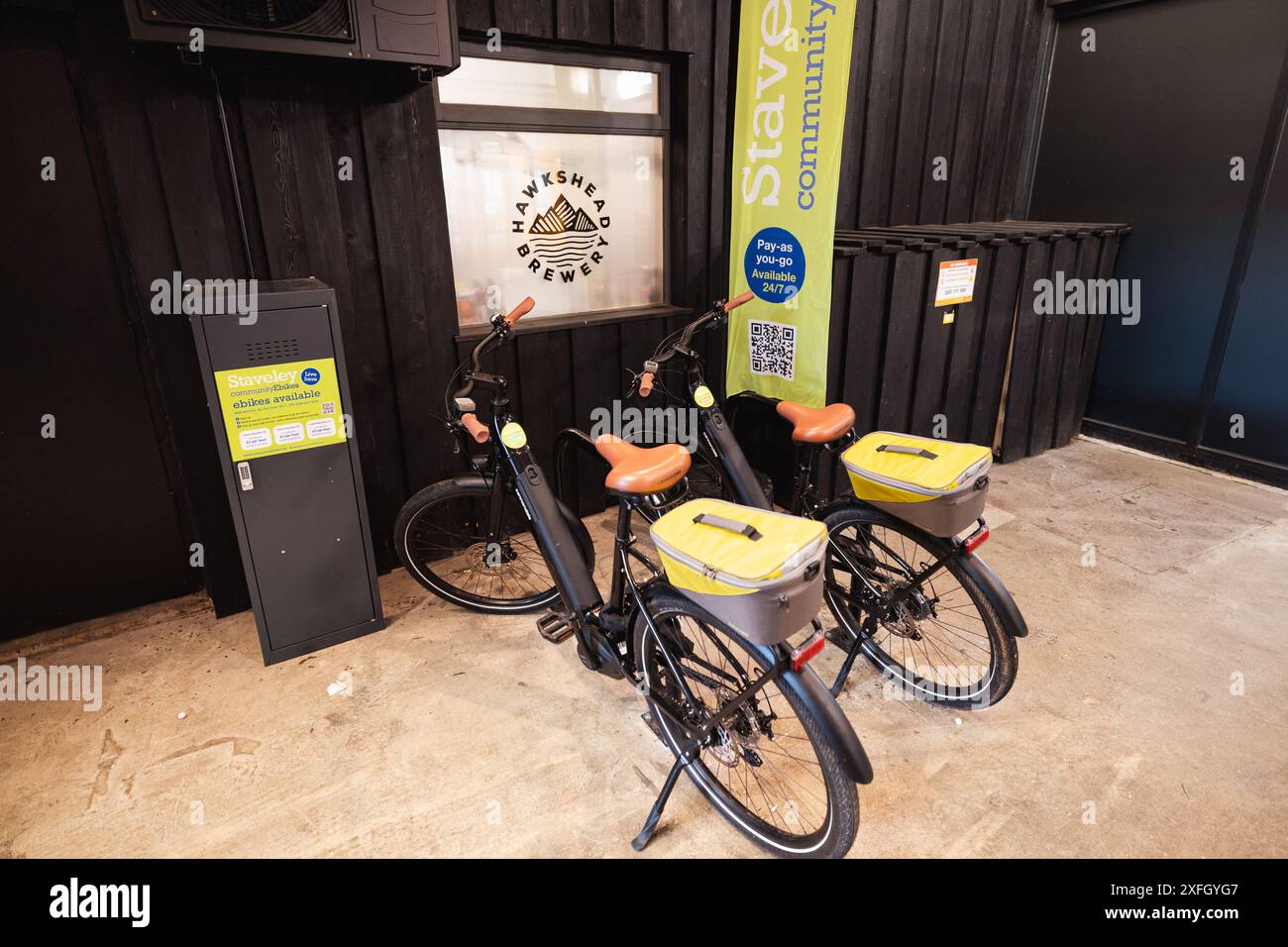 Staveley Community Ebikes bietet Ihnen Mietzugang zu 2 E-Bikes mitten in Staveley, 24 Stunden am Tag, 365 Tage im Jahr. Stockfoto