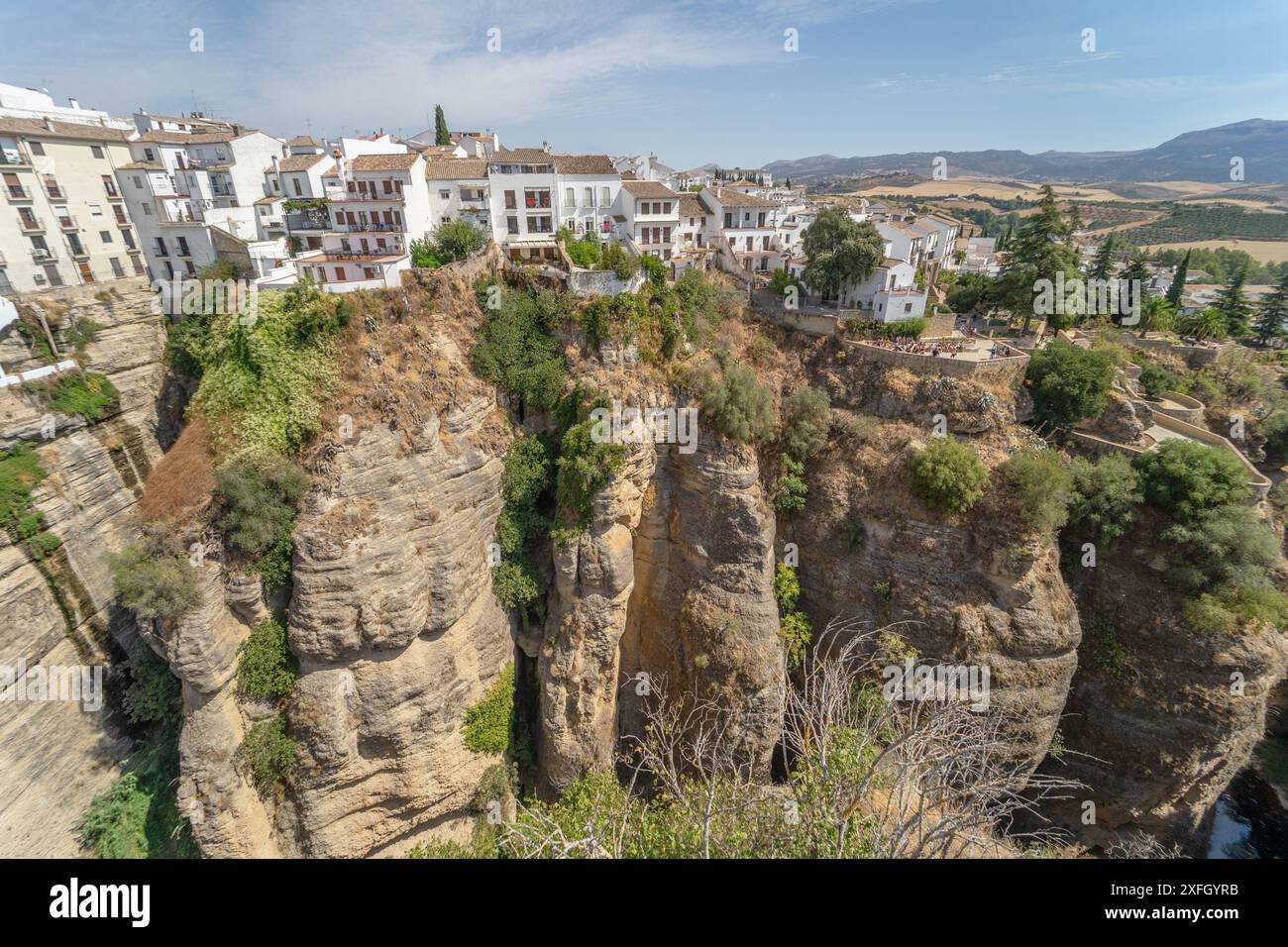 Ein malerischer Blick auf die Stadt Ronda mit weißen Häusern am Rande einer Klippe in Andalusien, Spanien. Stockfoto