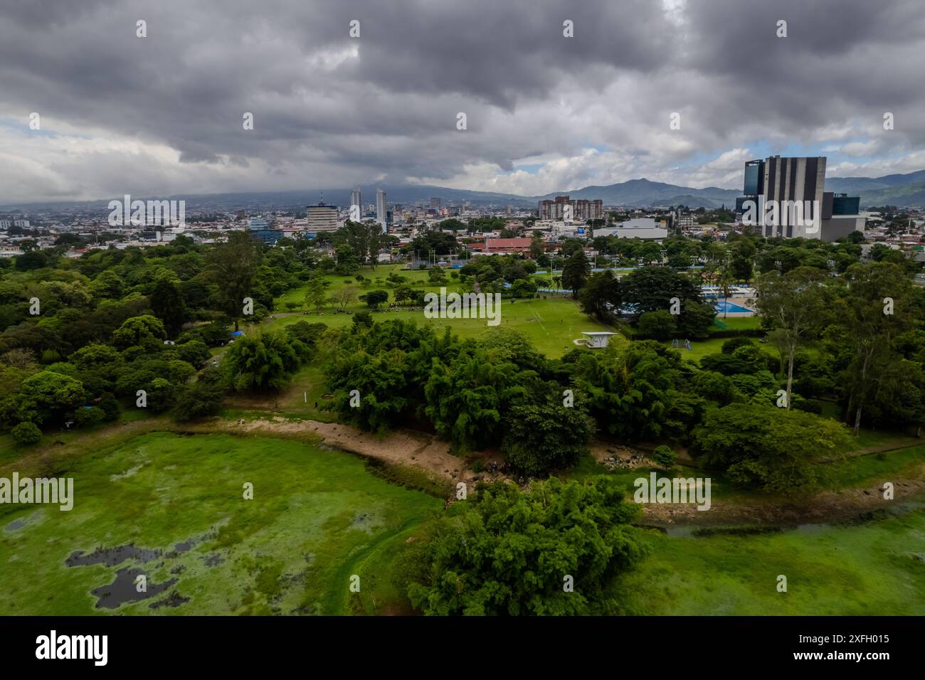 Wunderschöner Blick aus der Vogelperspektive auf den Sabana Park, das Kunstmuseum in San Jose Costa Rica Stockfoto