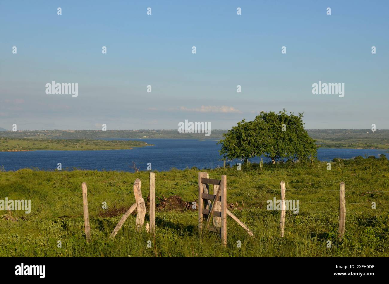 Panoramablick auf die Lagune des Pedra do Cavalo Dam. Das Wasser, das durch den Staudamm gestaut wurde, schuf einen See, der von den Flüssen Jacuípe und Paraguacu gebildet wurde. Stockfoto