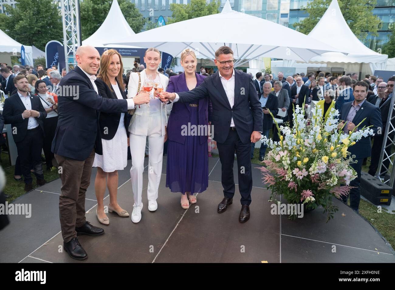 Berlin, Deutschland. Juli 2024. Manfred Pentz (CDU, l-r), Minister für Bundes- und Europaangelegenheiten, Internationale Angelegenheiten und Bürokratieabbau in Hessen, Astrid Wallmann (CDU), Präsidentin des hessischen Landtags, Chiara Köbler, Miss Hesse, Viktoria Wolf, Rheingauer Weinkönigin, und Boris Rhein (CDU), Ministerpräsident von Hessen, stoßen auf das Hessenfest in der Hessischen Landesvertretung an. Quelle: Sebastian Christoph Gollnow/dpa/Alamy Live News Stockfoto