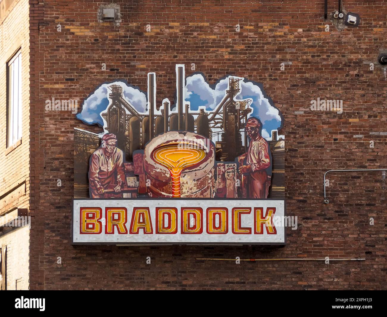 Cooles Braddock, PA-Neonschild mit Stahlarbeitern an einem Hochofen Stockfoto