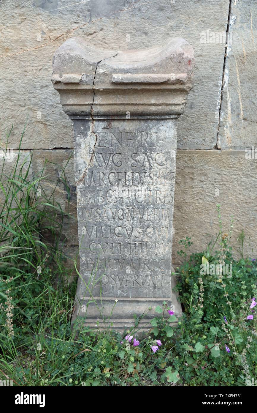 Lateinische Inschrift an den römischen Ruinen in Djemila Stockfoto