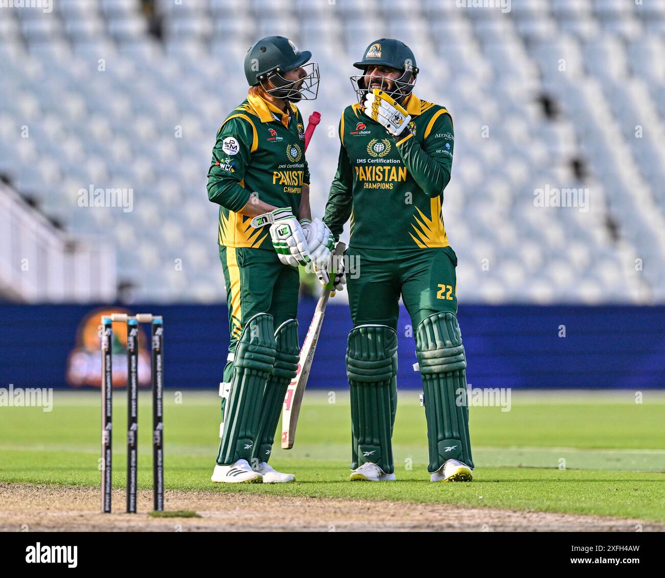 Edgbaston, Birmingham, Großbritannien. Juli 2024. World Championship of Legends T20 Cricket League, Pakistan Champions gegen Australien Champions; Shahid Afridi und Misbah UL Haq aus Pakistan feiern nach dem Sieg des Spiels Credit: Action Plus Sports/Alamy Live News Stockfoto