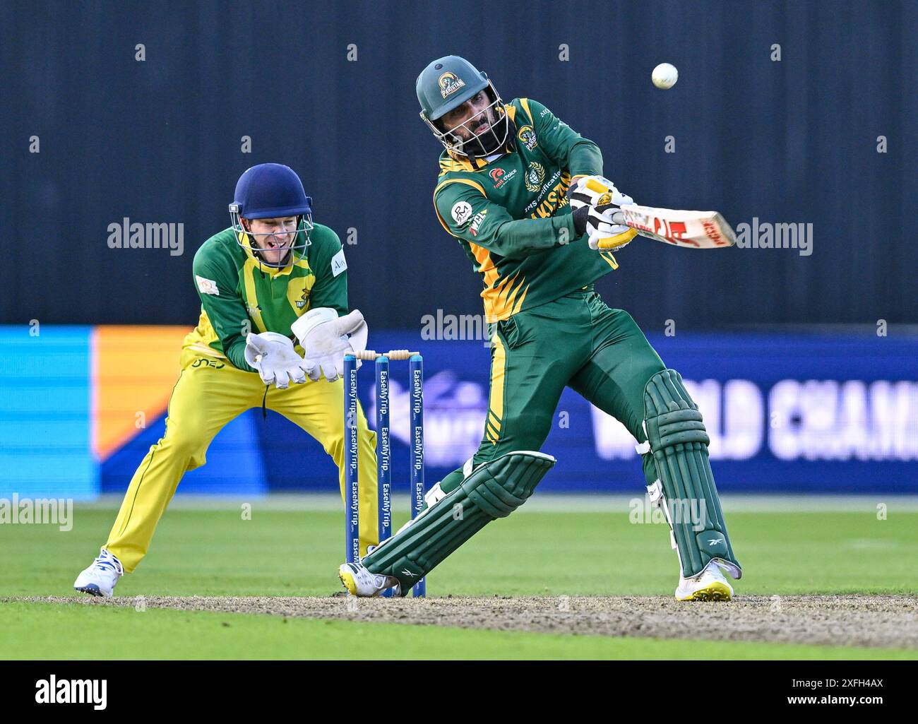 Edgbaston, Birmingham, Großbritannien. Juli 2024. World Championship of Legends T20 Cricket League, Pakistan Champions gegen Australien Champions; Misbah UL Haq aus Pakistan trifft eine weitere Grenze Credit: Action Plus Sports/Alamy Live News Stockfoto