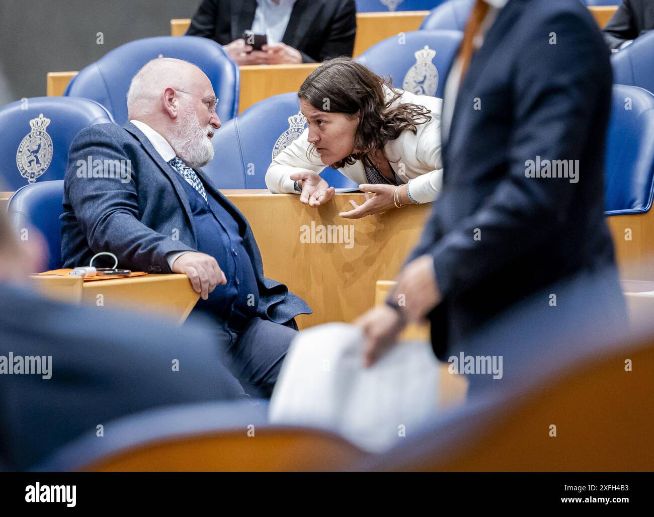 DEN HAAG - Frans Timmermans (GroenLinks-PvdA) im Gespräch mit Kati Piri während der Debatte über die Regierungserklärung im Plenarsaal des Repräsentantenhauses. Das Kabinett Schoof wird mit dem parlament über seine Politik für die kommende Kabinettszeit debattieren. ANP REMKO DE WAAL niederlande raus - belgien raus Stockfoto
