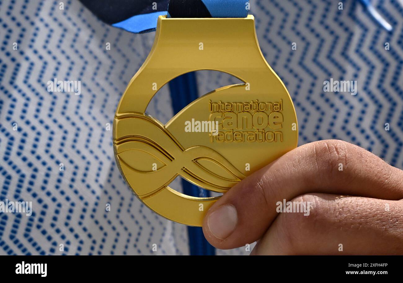 Szeged. Ungarn. 11. Mai 2024. Die ICF 2024 Canoe Sprint World Cup und Paracanoe World Championships. Szeged Olympic Wasserpark. Vladyslav Yepifanov (UKR) zeigt seine GOLDMEDAILLE während der Paracanoe-Weltmeisterschaft/Kanu-Sprint-Weltmeisterschaft in Szeged, Ungarn. Stockfoto