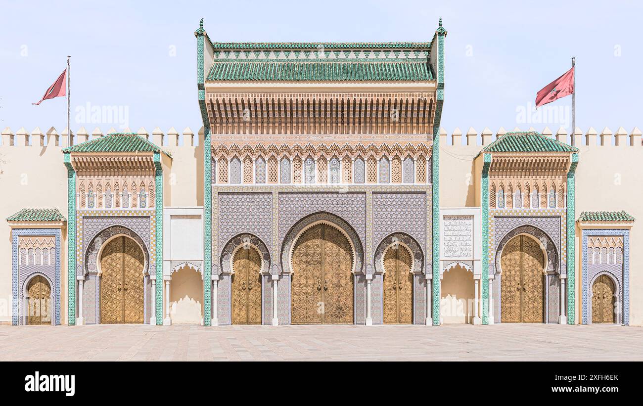 Fez, Marokko - 23. März 2024: Messingtor und zellige Mosaikfliesen auf dar al-Makhzen oder dar el-Makhzen Königspalast in Fès, Marokko Stockfoto