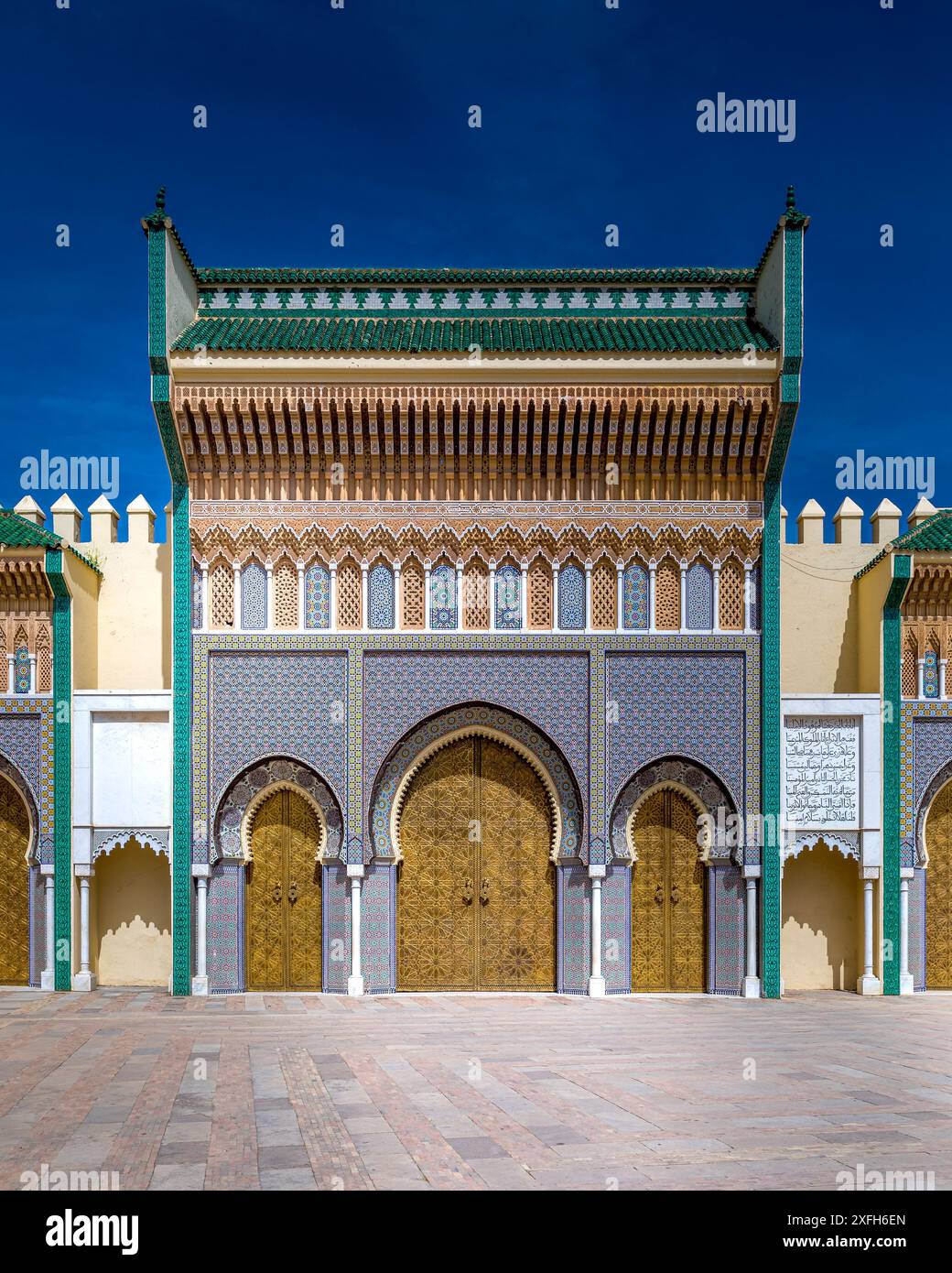 Fez, Marokko - 23. März 2024: Messingtor und zellige Mosaikfliesen auf dar al-Makhzen oder dar el-Makhzen Königspalast in Fès, Marokko Stockfoto