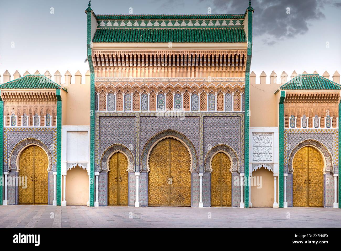 Fez, Marokko - 23. März 2024: Messingtor und zellige Mosaikfliesen auf dar al-Makhzen oder dar el-Makhzen Königspalast in Fès, Marokko Stockfoto