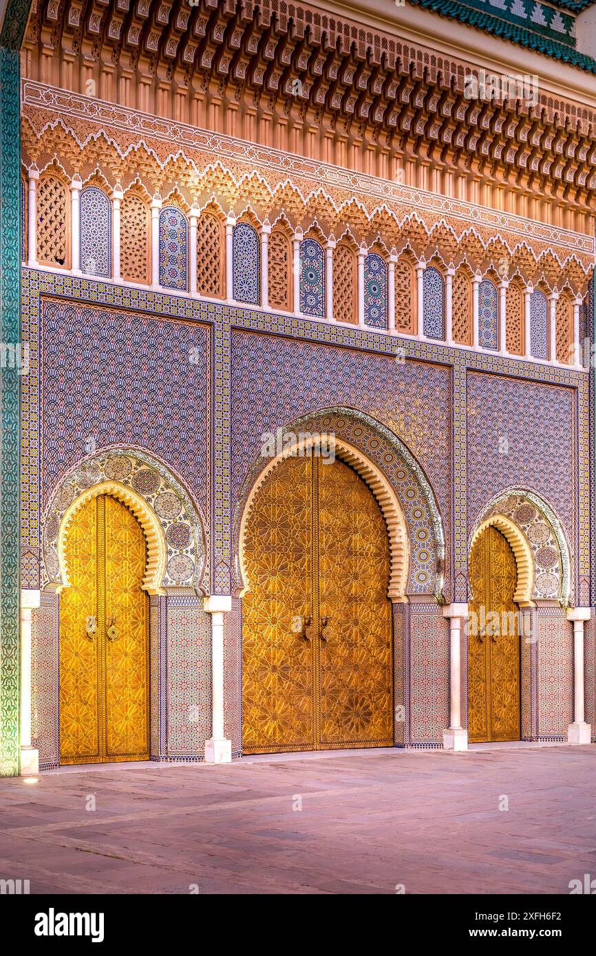 Fez, Marokko - 23. März 2024: Messingtor und zellige Mosaikfliesen auf dar al-Makhzen oder dar el-Makhzen Königspalast in Fès, Marokko Stockfoto