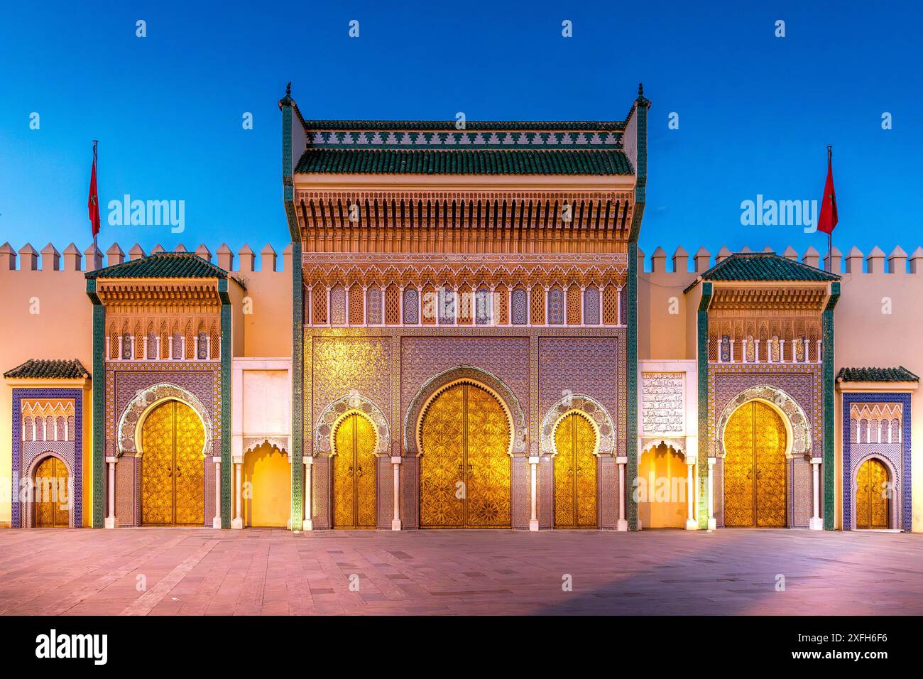 Fez, Marokko - 23. März 2024: Messingtor und zellige Mosaikfliesen auf dar al-Makhzen oder dar el-Makhzen Königspalast in Fès, Marokko Stockfoto